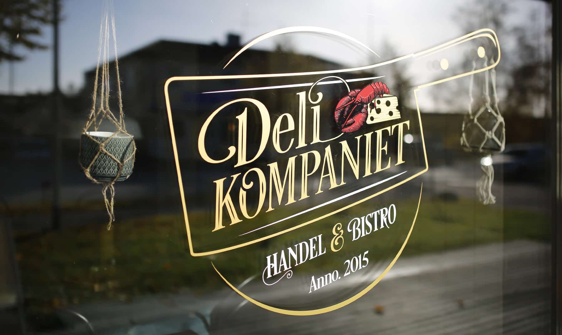 Delikompaniet – fönsterdekor, Grafstad Designbyrå