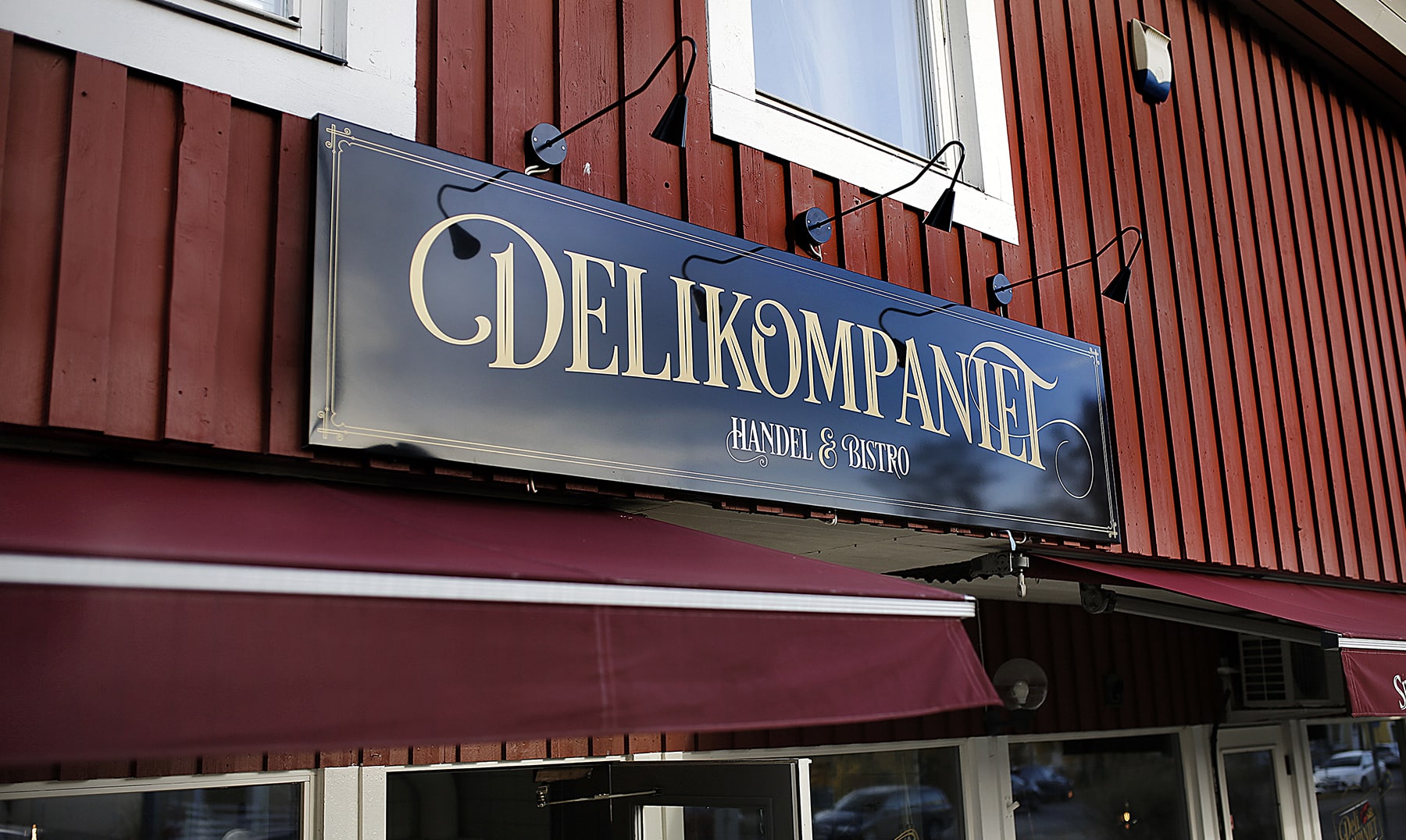 Delikompaniet – fasadskylt, Grafstad Designbyrå