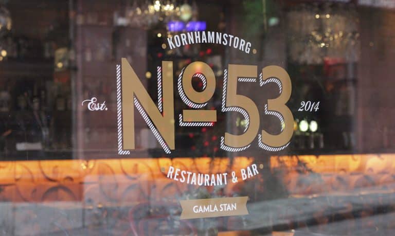 Fönsterdekor med logotyp i restaurangfönster