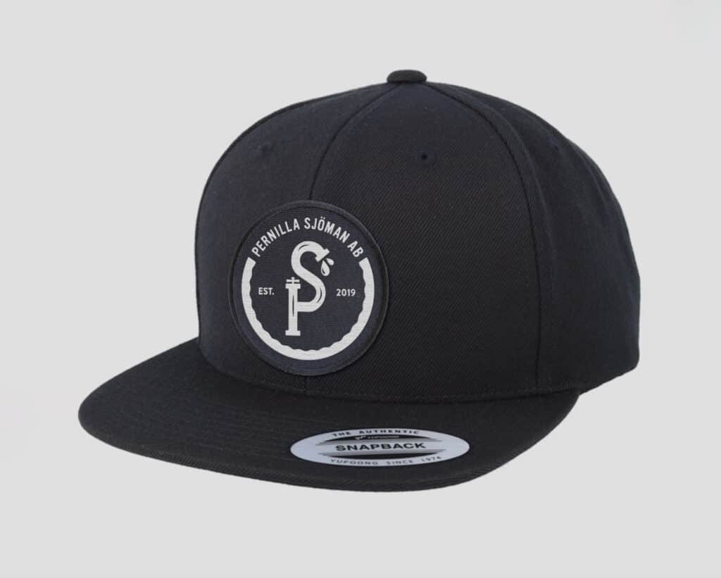 Svart snapback med broderad logotyp