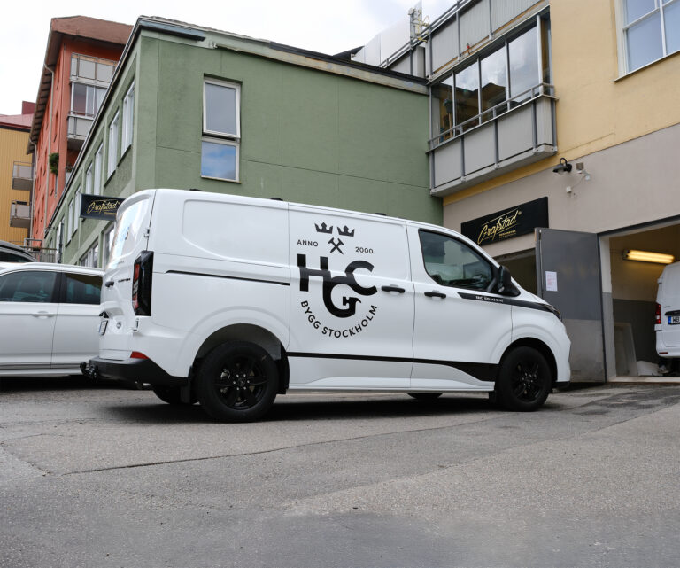 Skåpbil med foliering och logotyp
