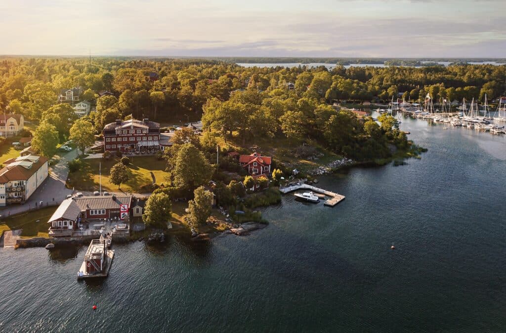 Drönarbild över skärgård och hus vid vattnet