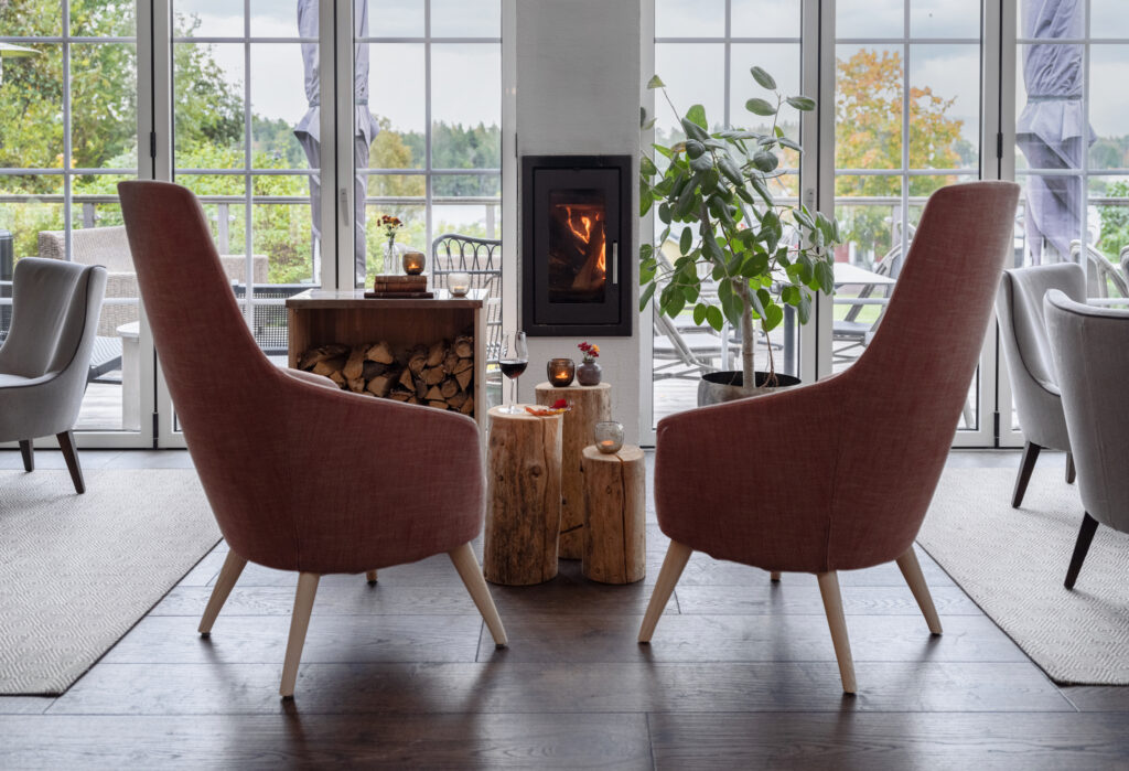 Lounge med fåtöljer och öppen spis