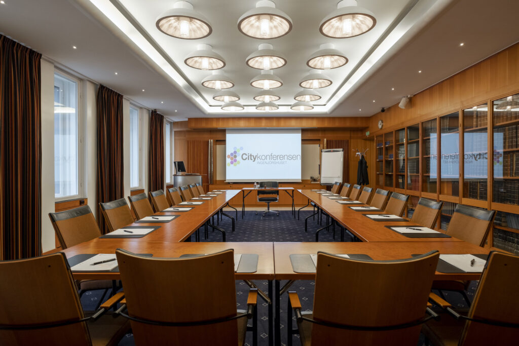 Konferensrum med långbord och projektor