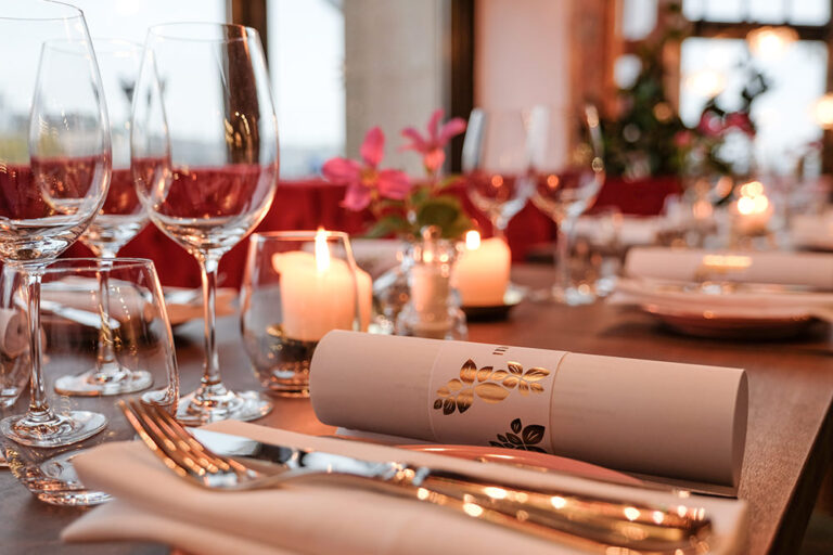 Dukat bord med vinglas och tända ljus