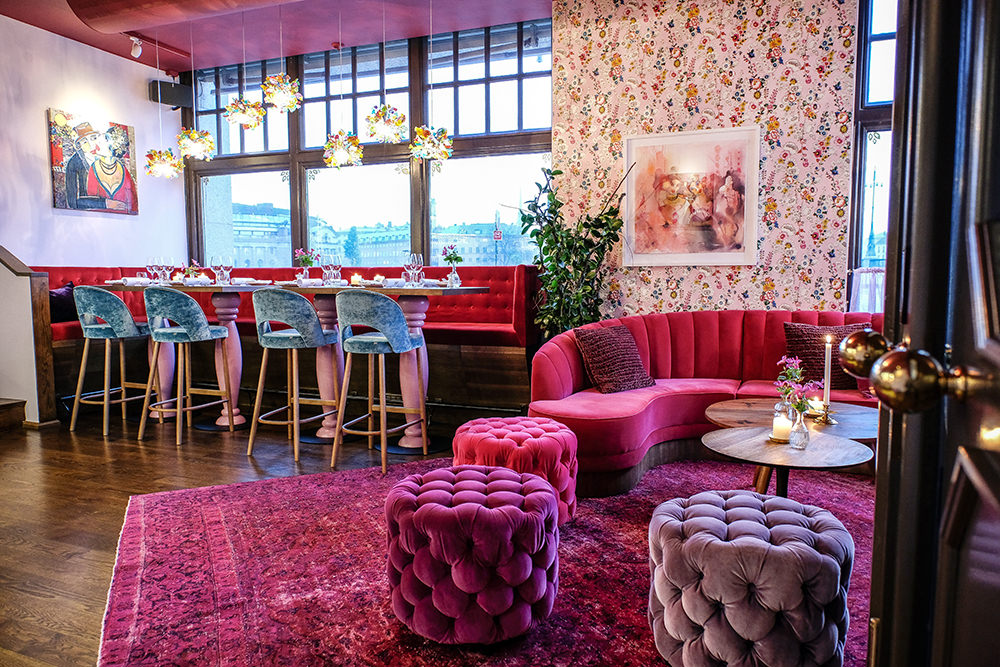 Restaurang och bar med rosa pallar och blommiga tapeter