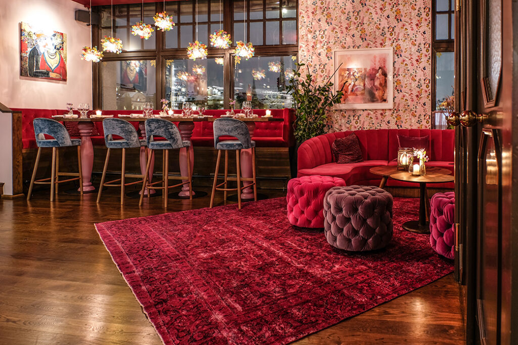 Restaurang med röd matta och sammetsmöbler