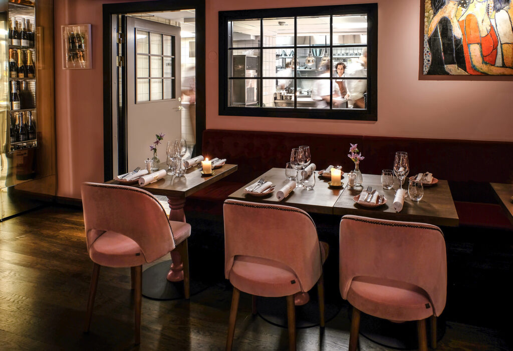 Dukad restaurangmatsal med rosa stolar