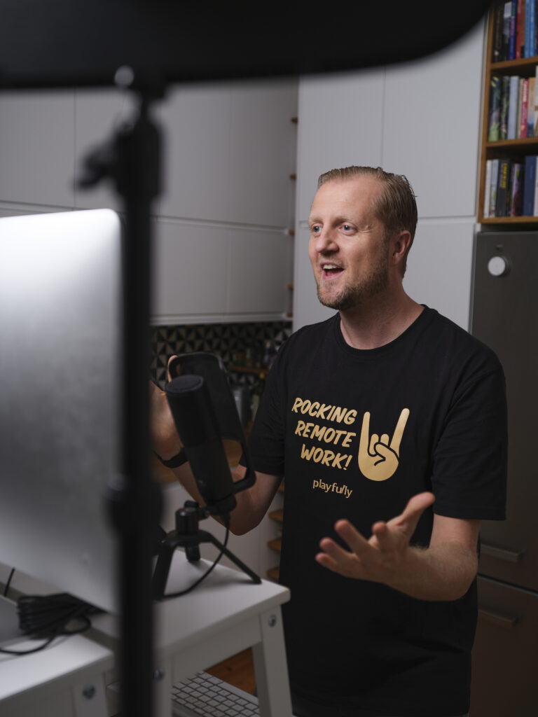 Porträtt av man som berättar i studion