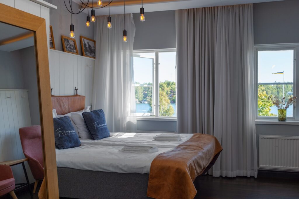 Hotellrum på Hotell Furusund med utsikt över vattnet