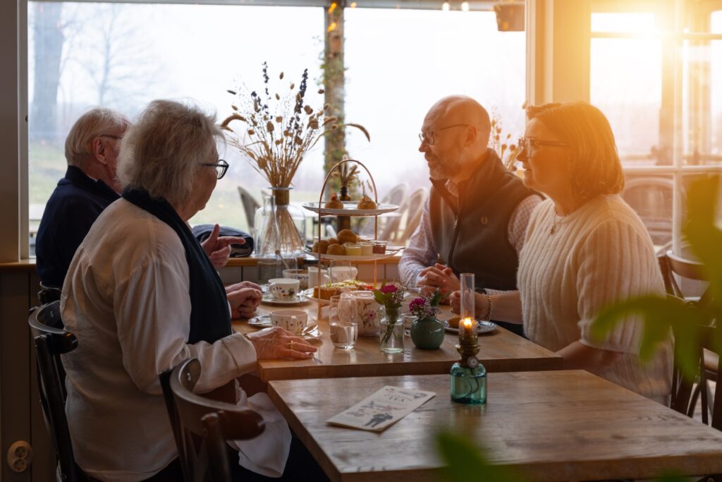 Gäster vid dukat bord på café