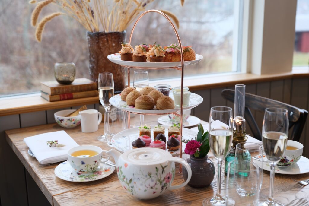 Afternoon tea med bakverk uppdukat på Hotell Furusund
