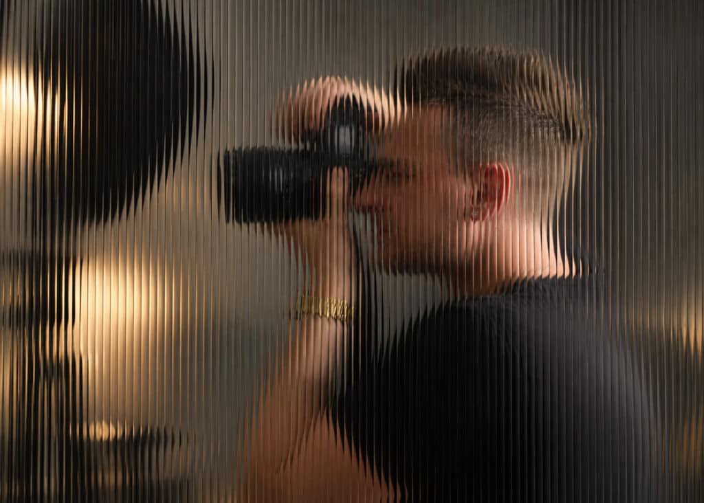 Fotograf Danny Sivermalm med kamera i studion i Sundbyberg