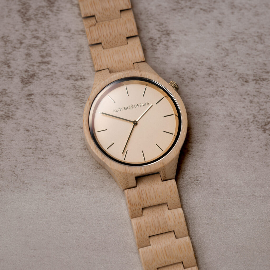 Armbandsur i trä på ljus bakgrund