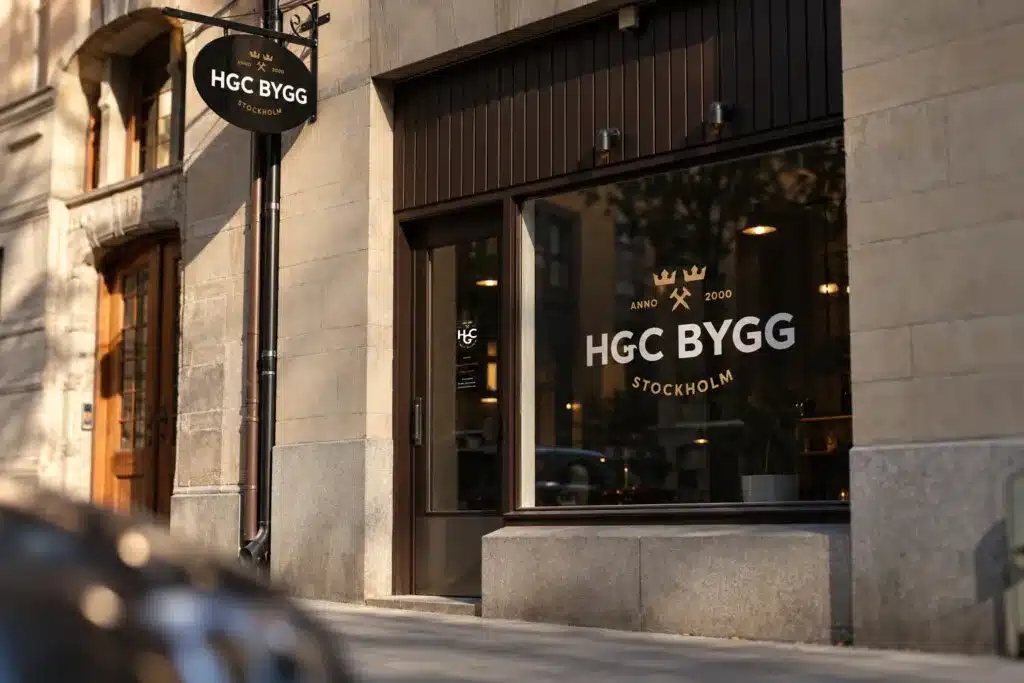 HGC Bygg Stockholm – skyltfönster med logotyp och dekor av Grafstad