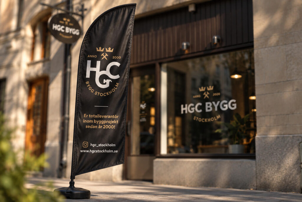 Beachflagga för HGC Bygg Stockholm framför kontoret