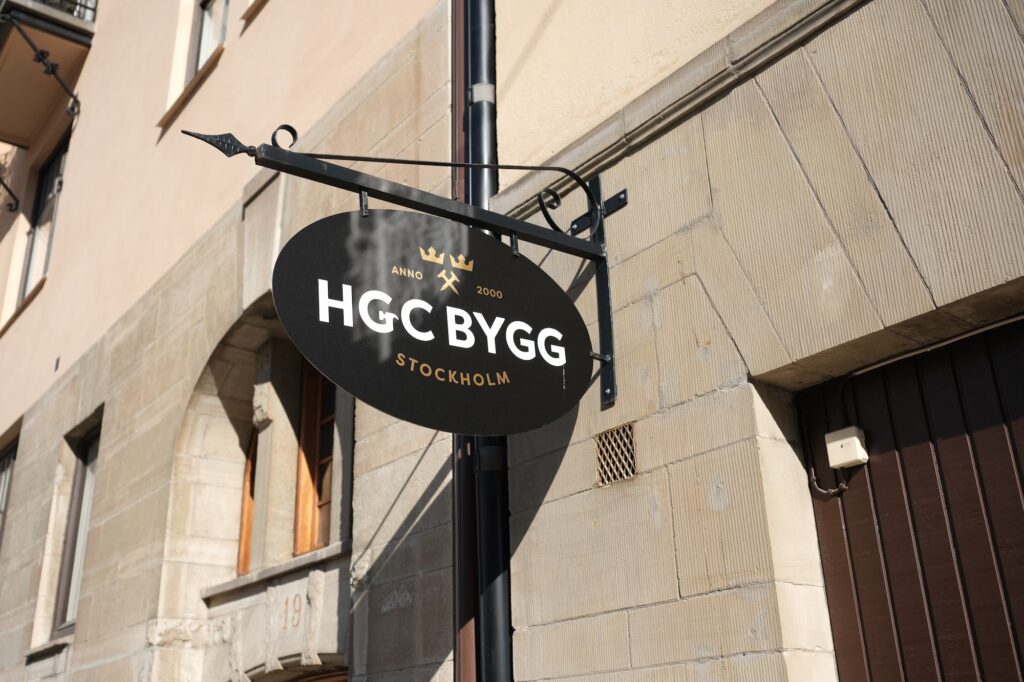 Utstickande fasadskylt för HGC Bygg Stockholm