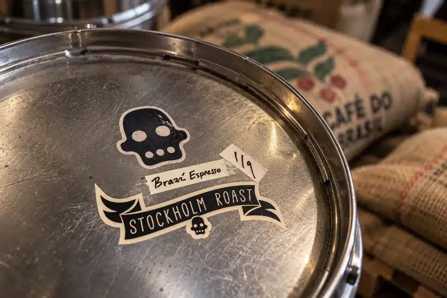 Figurstansade etiketter med dödskalle och vimpel för Stockholm Roast på kaffetrumma, formgivna av Grafstad