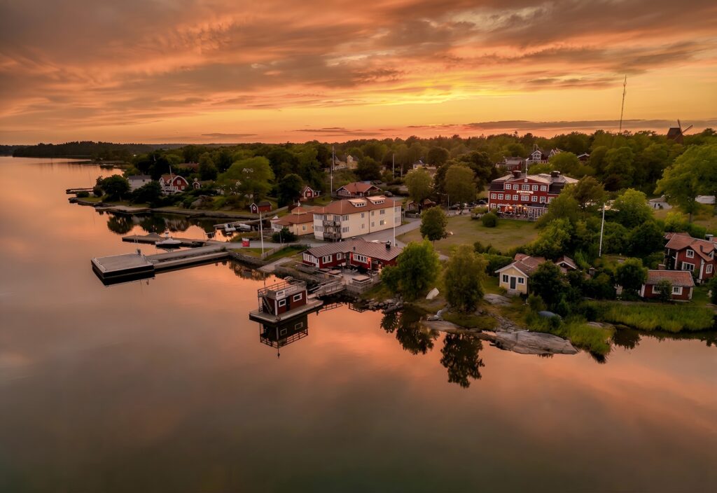 Drönarbild över Hotell Furusund i solnedgång – miljöfoto av Grafstad